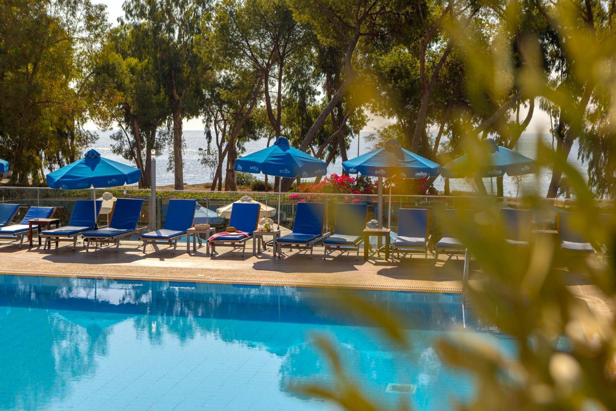 Park Beach Hotel Limassol Bagian luar foto