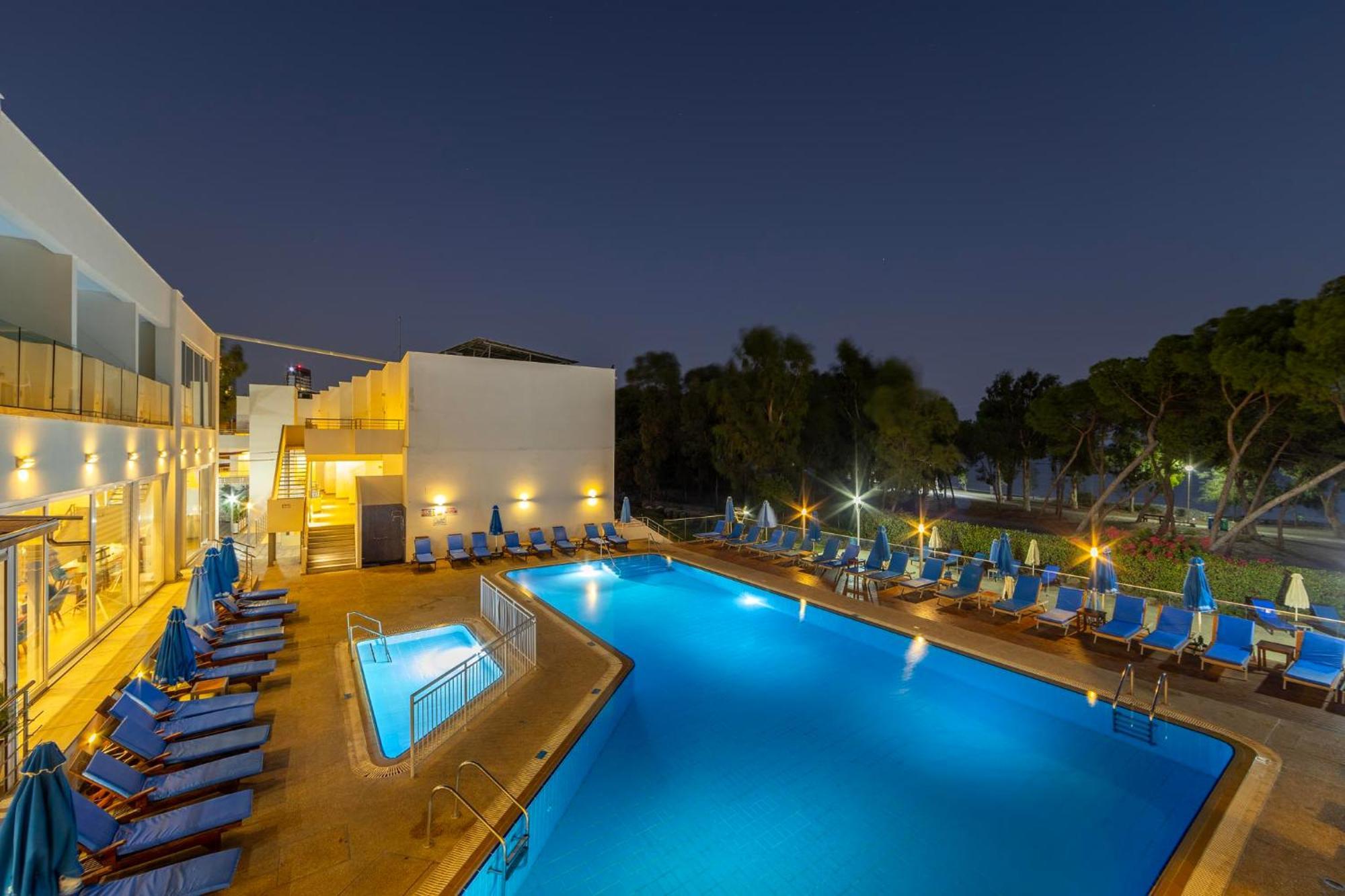 Park Beach Hotel Limassol Bagian luar foto