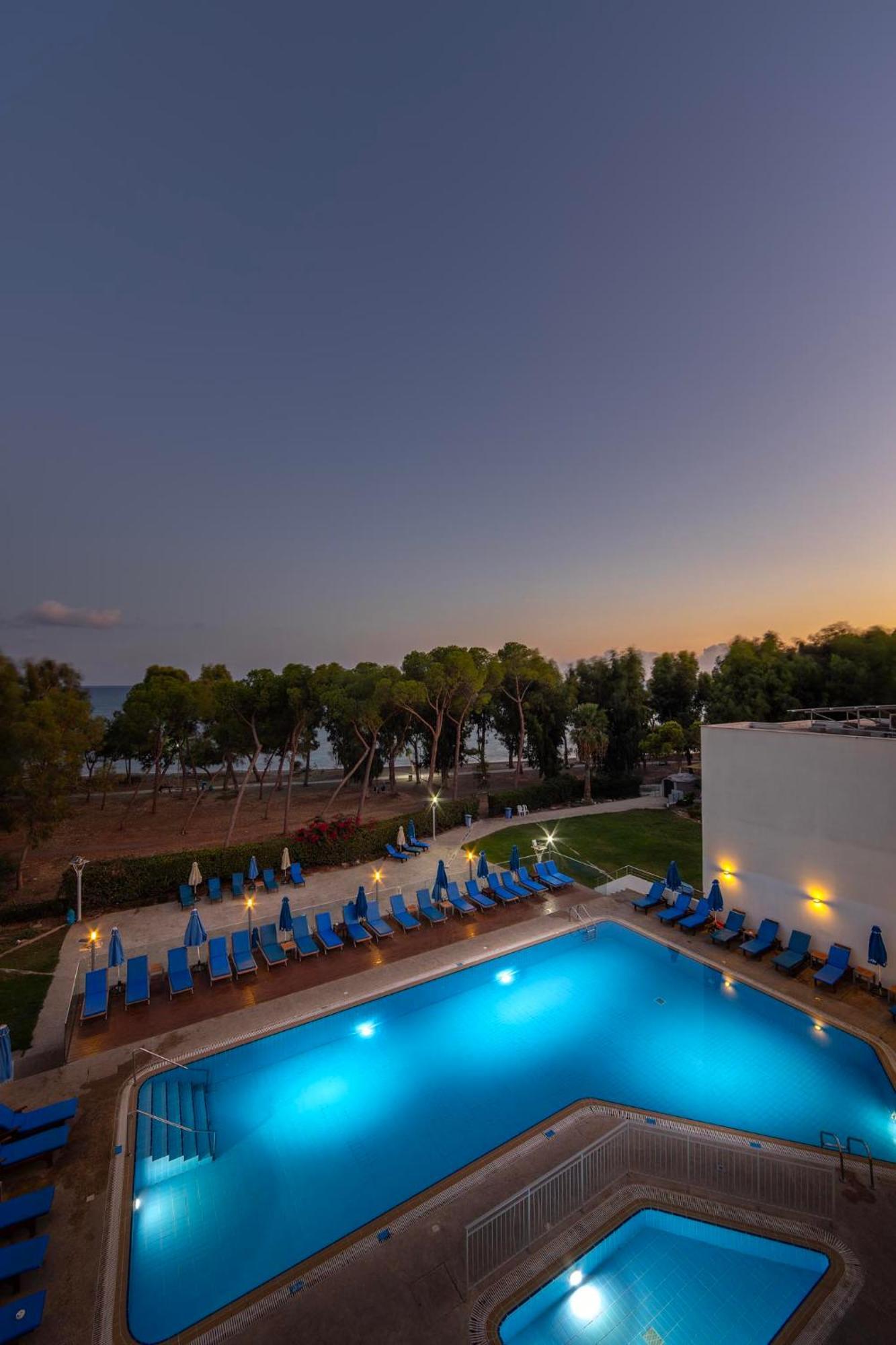 Park Beach Hotel Limassol Bagian luar foto