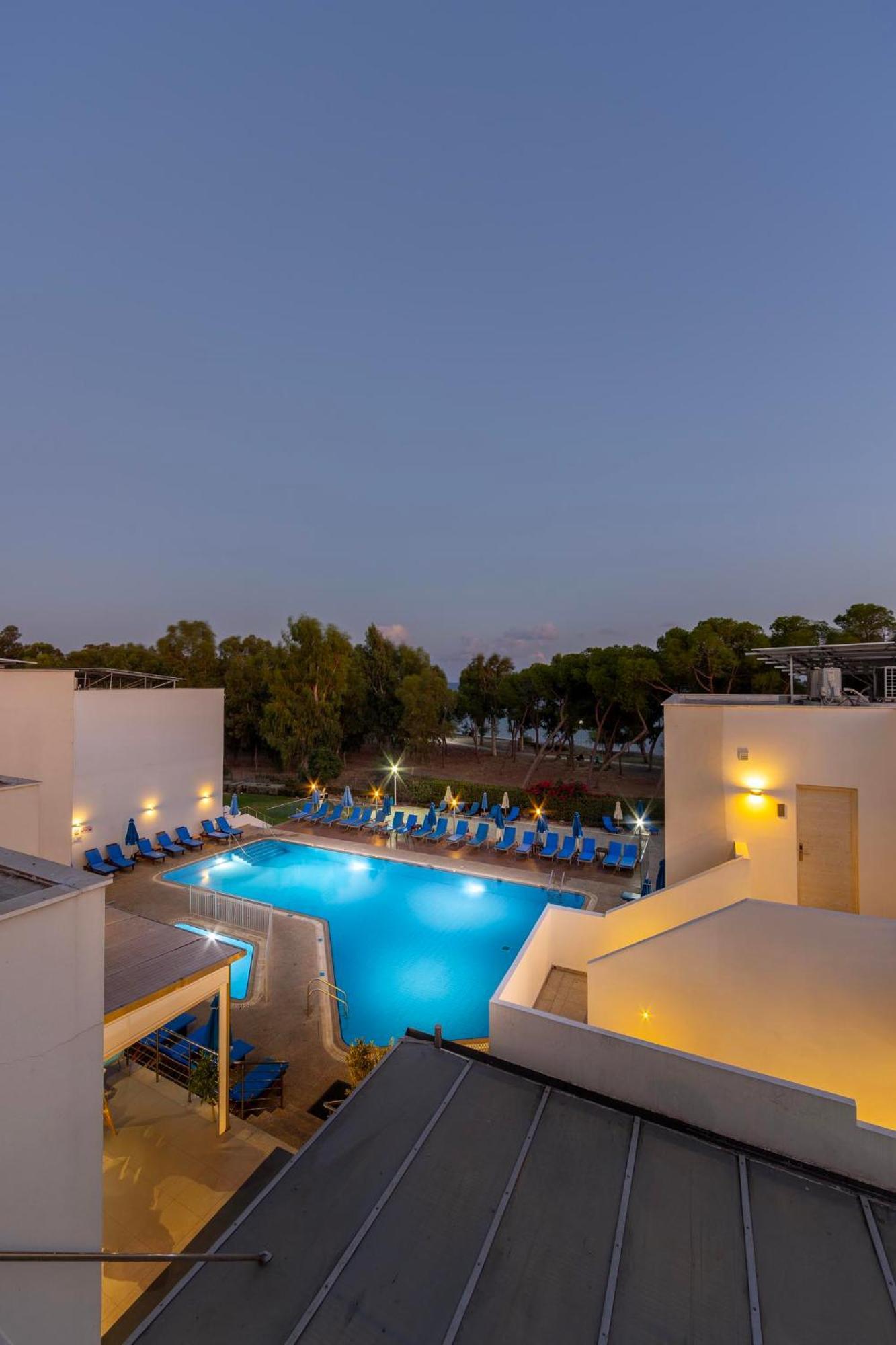 Park Beach Hotel Limassol Bagian luar foto